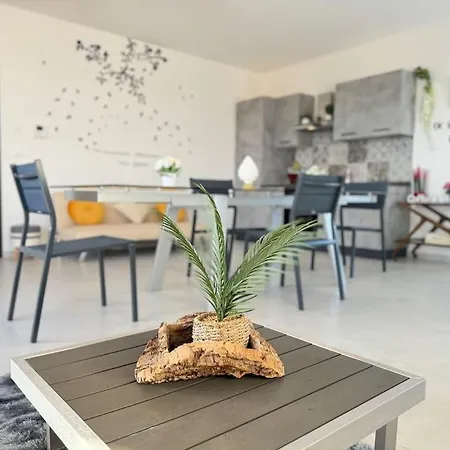 Attico Magnificent Wi-fi/free Parking Apartment *
