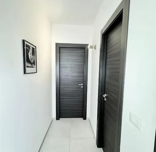 Attico Magnificent Wi-fi/free Parking アパート