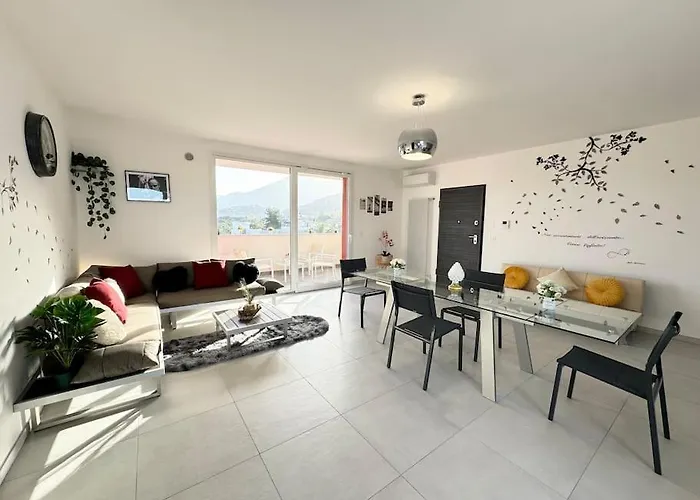 Attico Magnificent Wi-fi/free Parking アパート